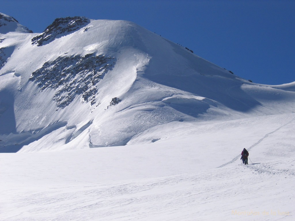 Llegando al collado de Sattel y pala helada de subida a la cresta de la Dufourspitze